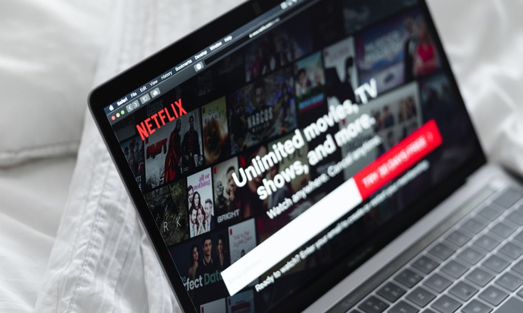 Czy można ściągać filmy z Netflixa?