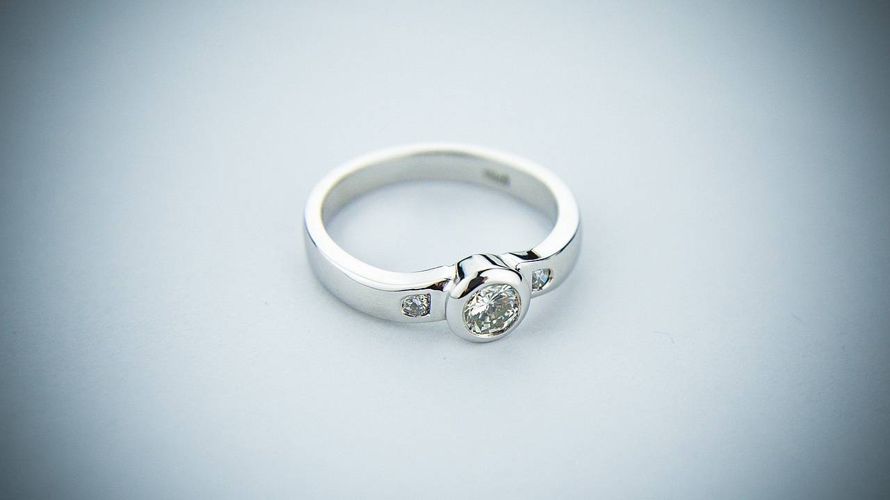 Jak wybrać idealny pierścionek zaręczynowy? Biżuteria dla Twojej wybranki
