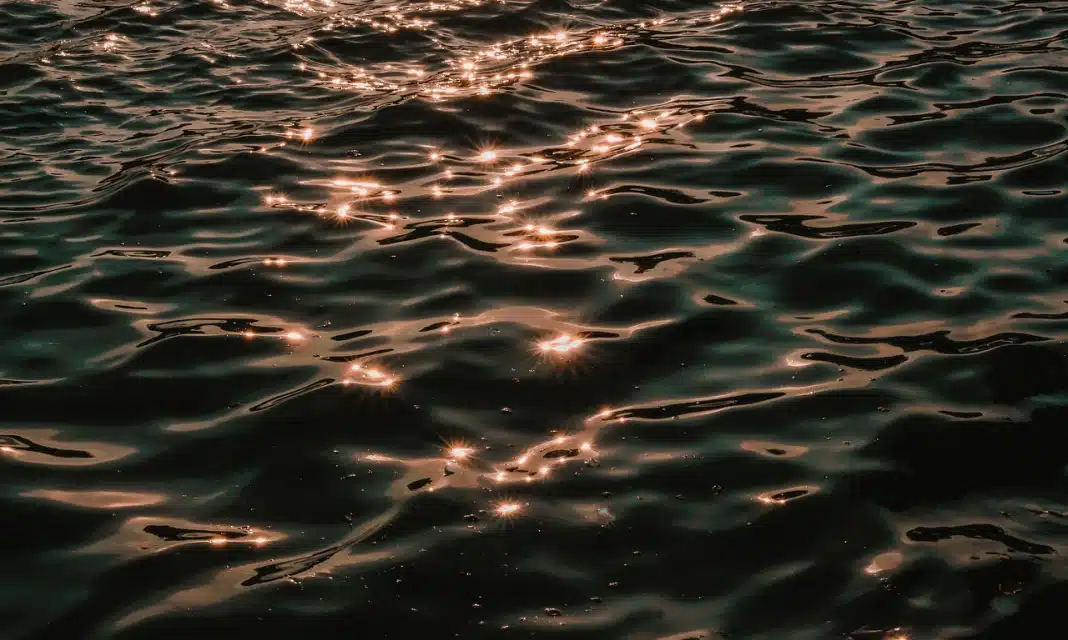 Jak ozdobić lustro bez ramy?